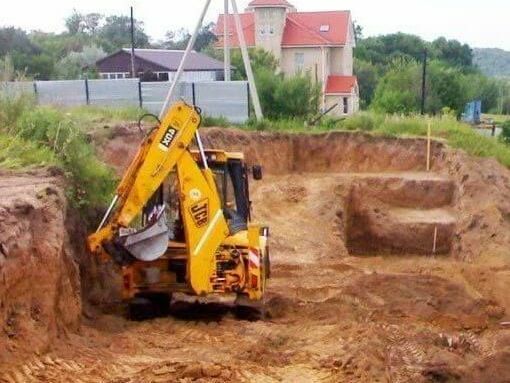 Разработка котлована экскаватором погрузчиком JCB
