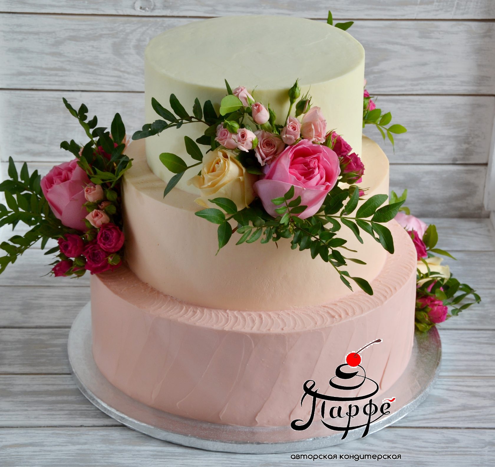 Свадебный торт с живыми цветами двухъярусный