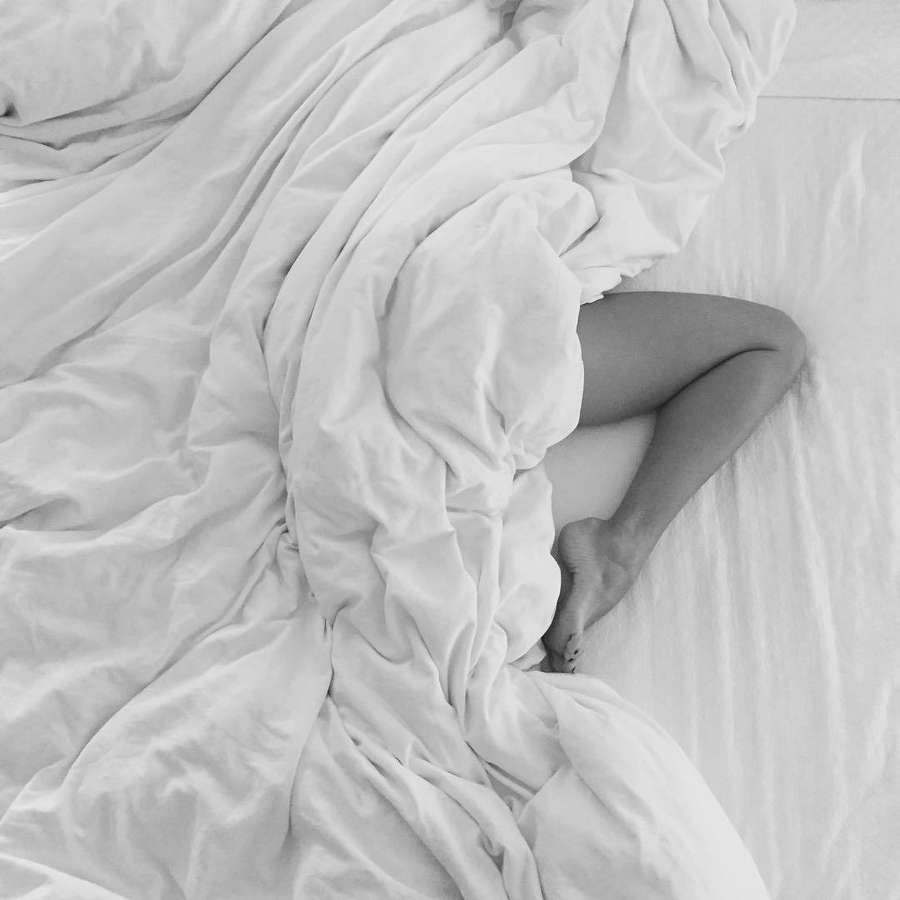 Фото нежной брюнетки на белой постели