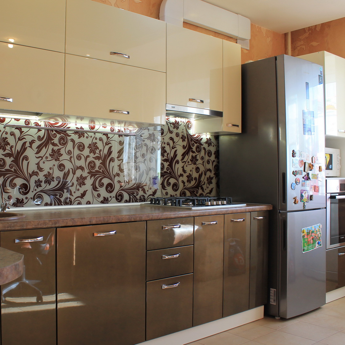 Кухонный гарнитур коричневый с бежевым