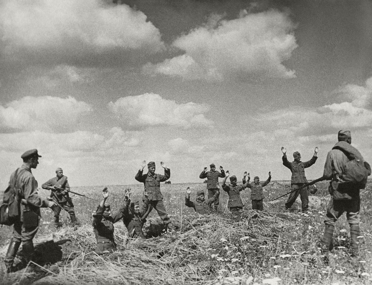 Немецкие солдаты сдаются в плен 1941