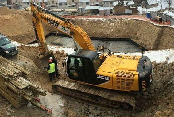 Разработка котлована гусеничным экскаватором JCB
