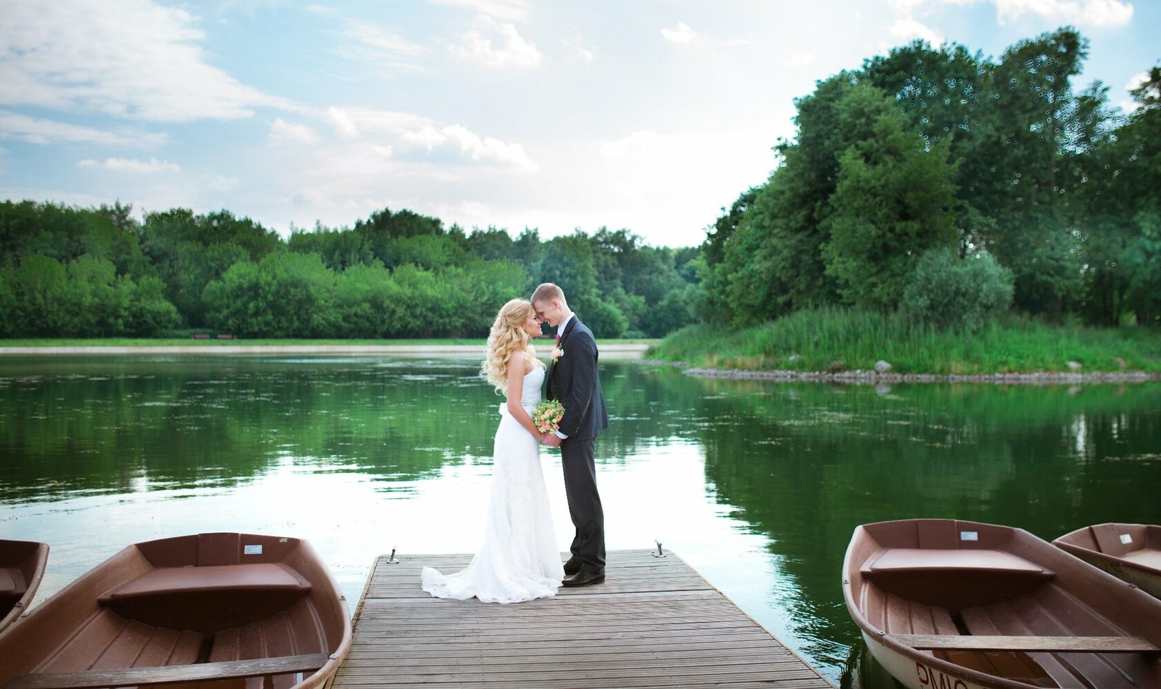 Свадьба на берегу реки