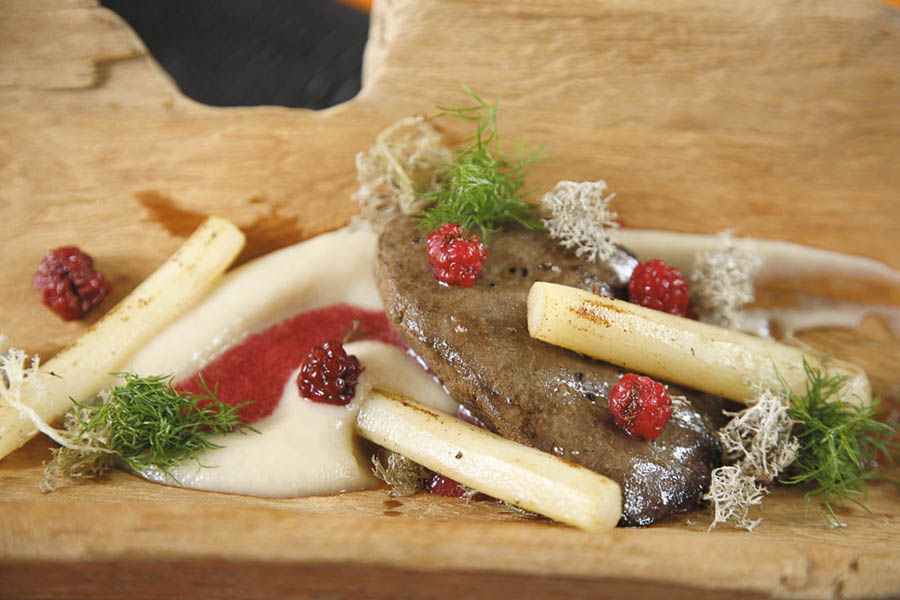 Печень оленя. Ресторан ягель Петрозаводск блюда. Пиво ягель Усть Абакан.