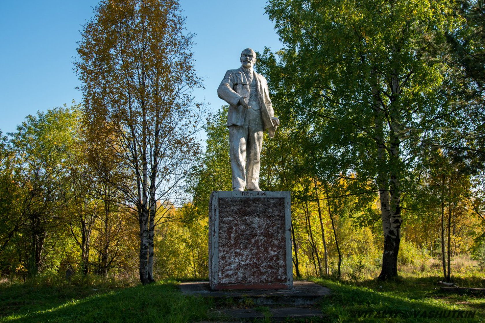 Памятники в архангельском. Бакарица Архангельск. Памятник Ленину Бакарица Архангельск. Памятник Ленину на Сульфате в Архангельске. Памятник Ленина Лесная речка Архангельск.