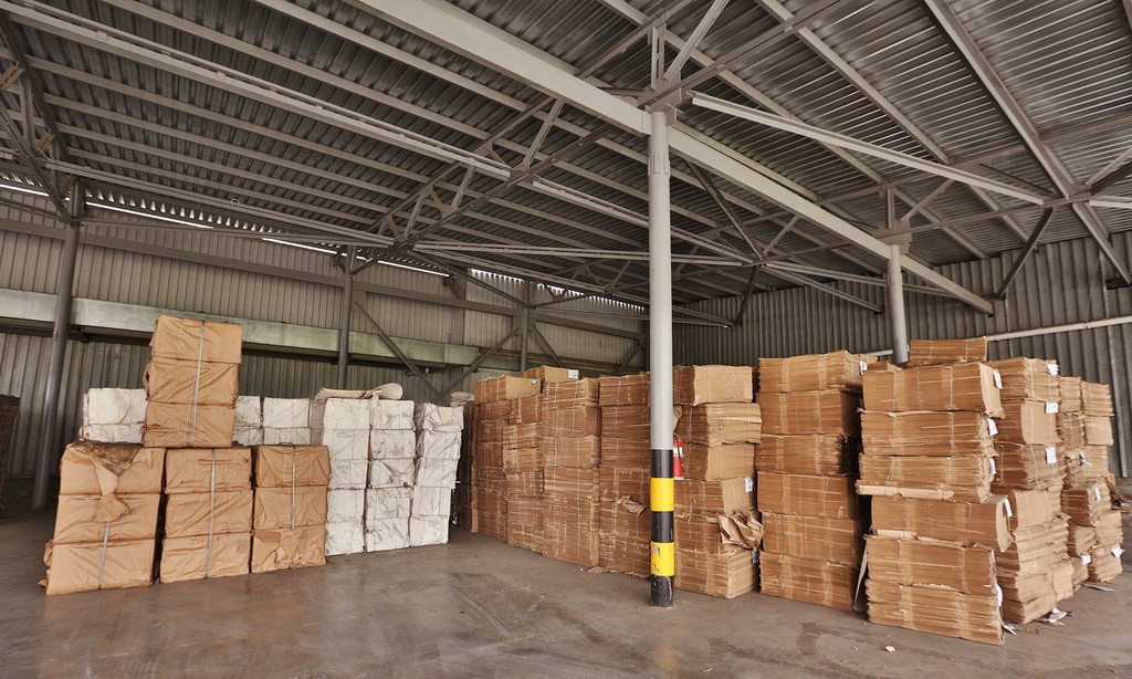 Коробки для макулатуры. Утилизация макулатуры. Макулатура в тюках. Макулатура. Утилизация макулатуры.