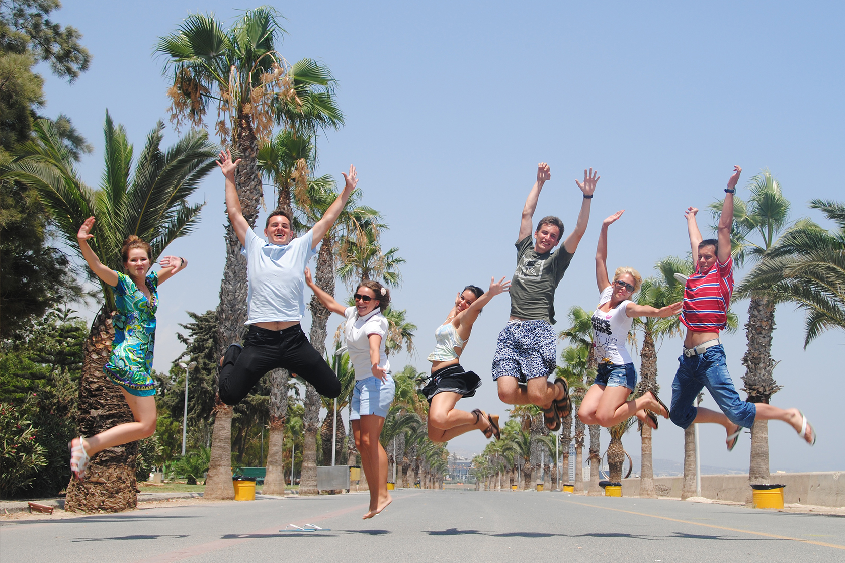 В университете есть каникулы. Лагерь на Кипре. Летние каникулы на море. Летний отдых для молодежи. Молодежь на отдыхе.