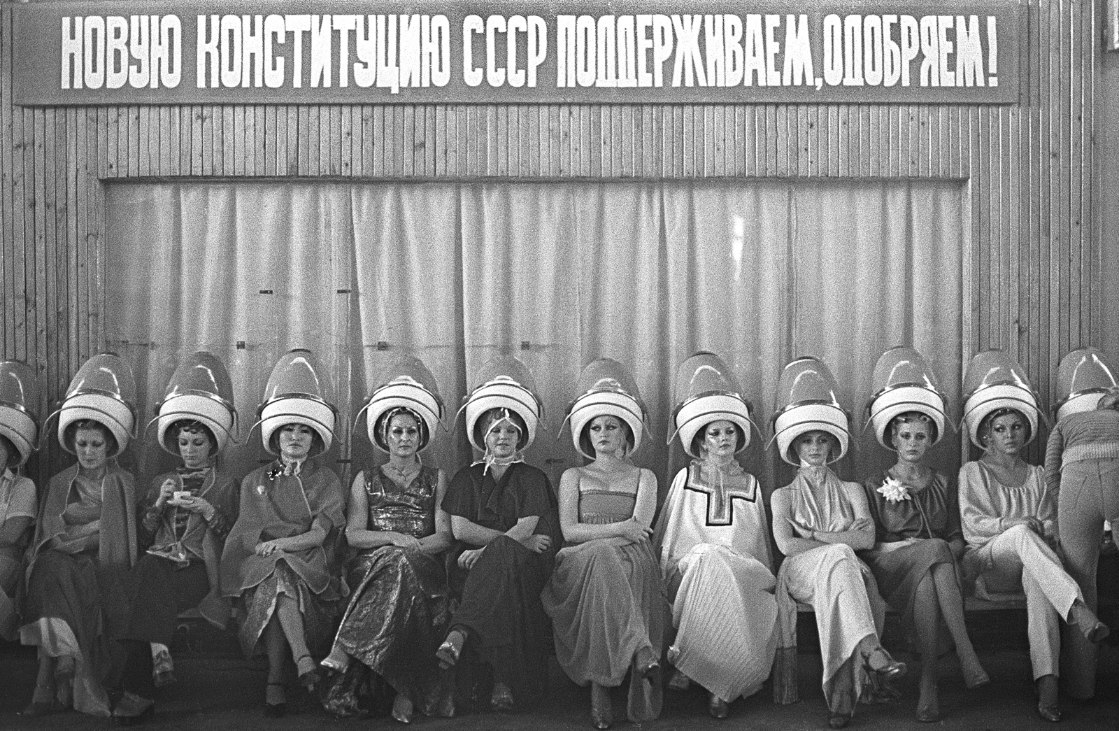 Фотограф ссср 2. Парикмахерская СССР. Лица Советской эпохи в фотографиях. Сушуар для парикмахерской СССР. СССР красота.