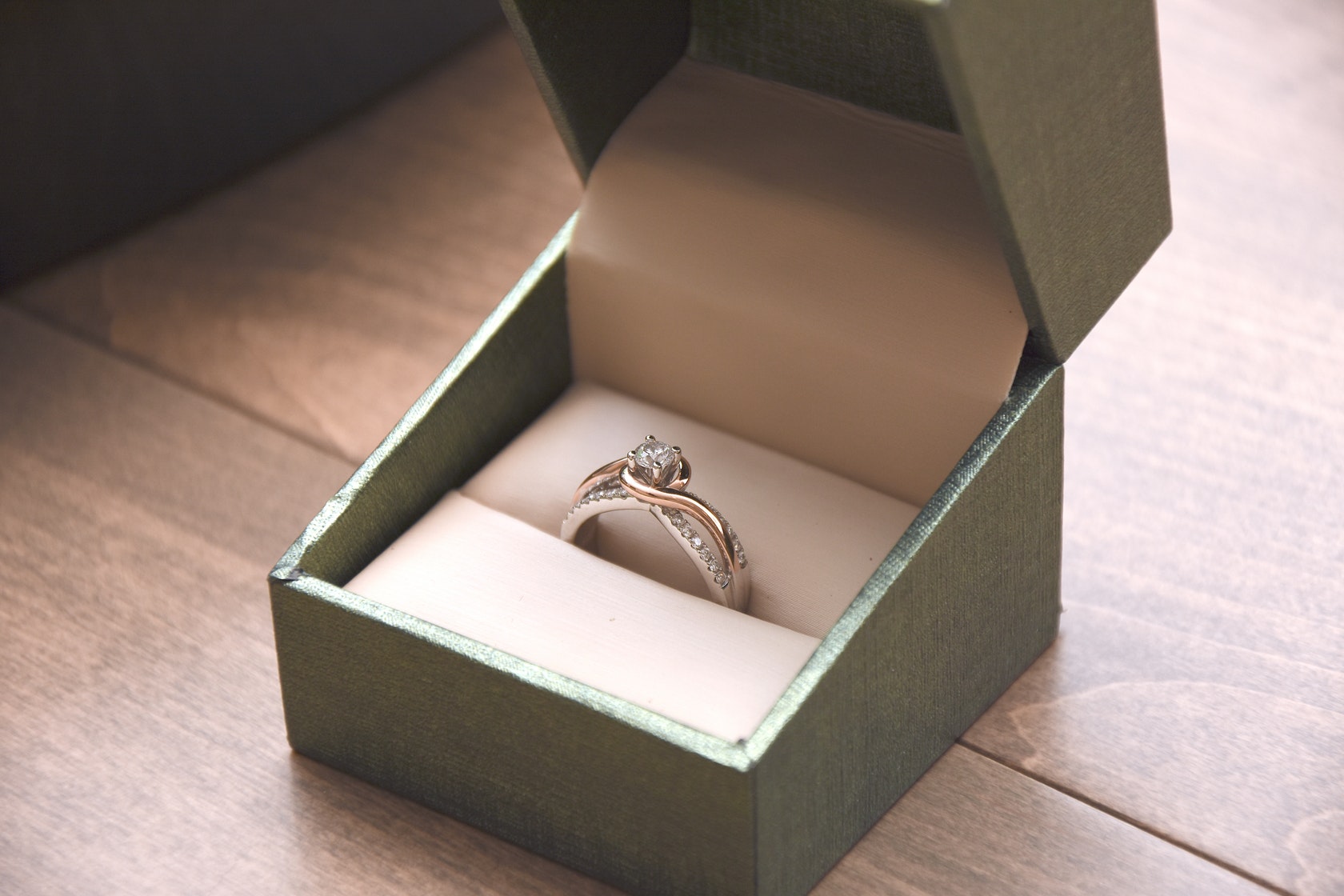 Обручальное кольцо с бриллиантом в коробочке