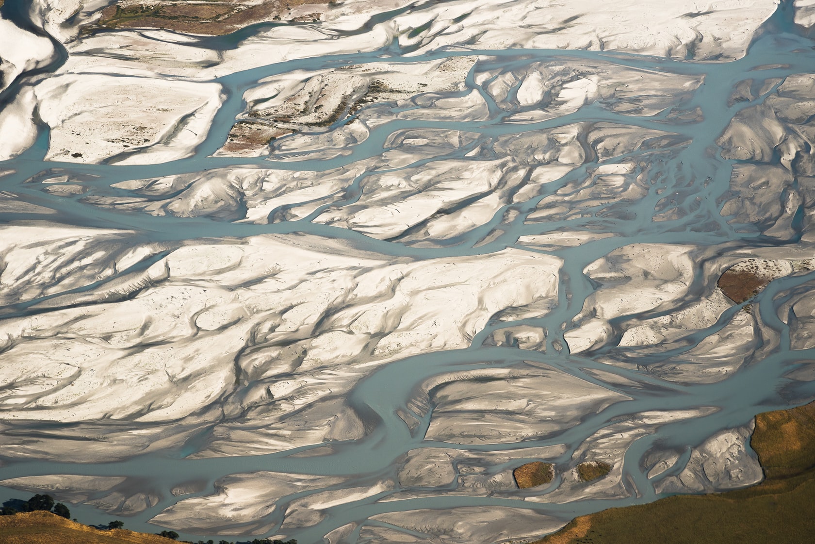 Ледяная рябь канала. Пейзаж текстура. Морозные земли. Рябь на реке живопись.