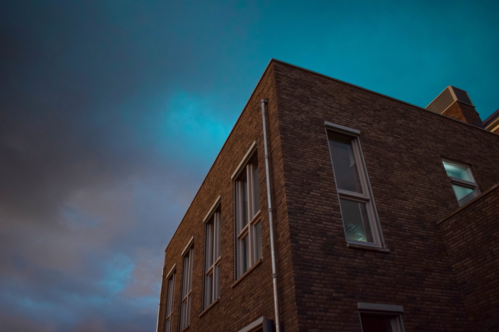 Фасад 4. Blue Brick building. Здание в Краснодаре кирпичное но с синими окнами.