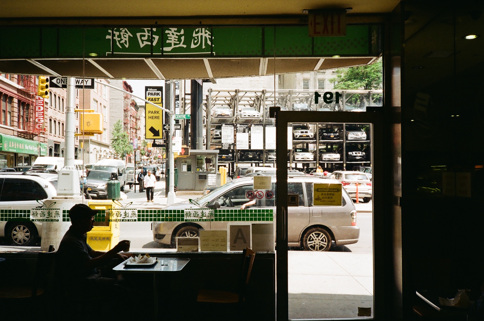 Chinatown New York food. Презентация китайских машин возле ресторана Гинза.