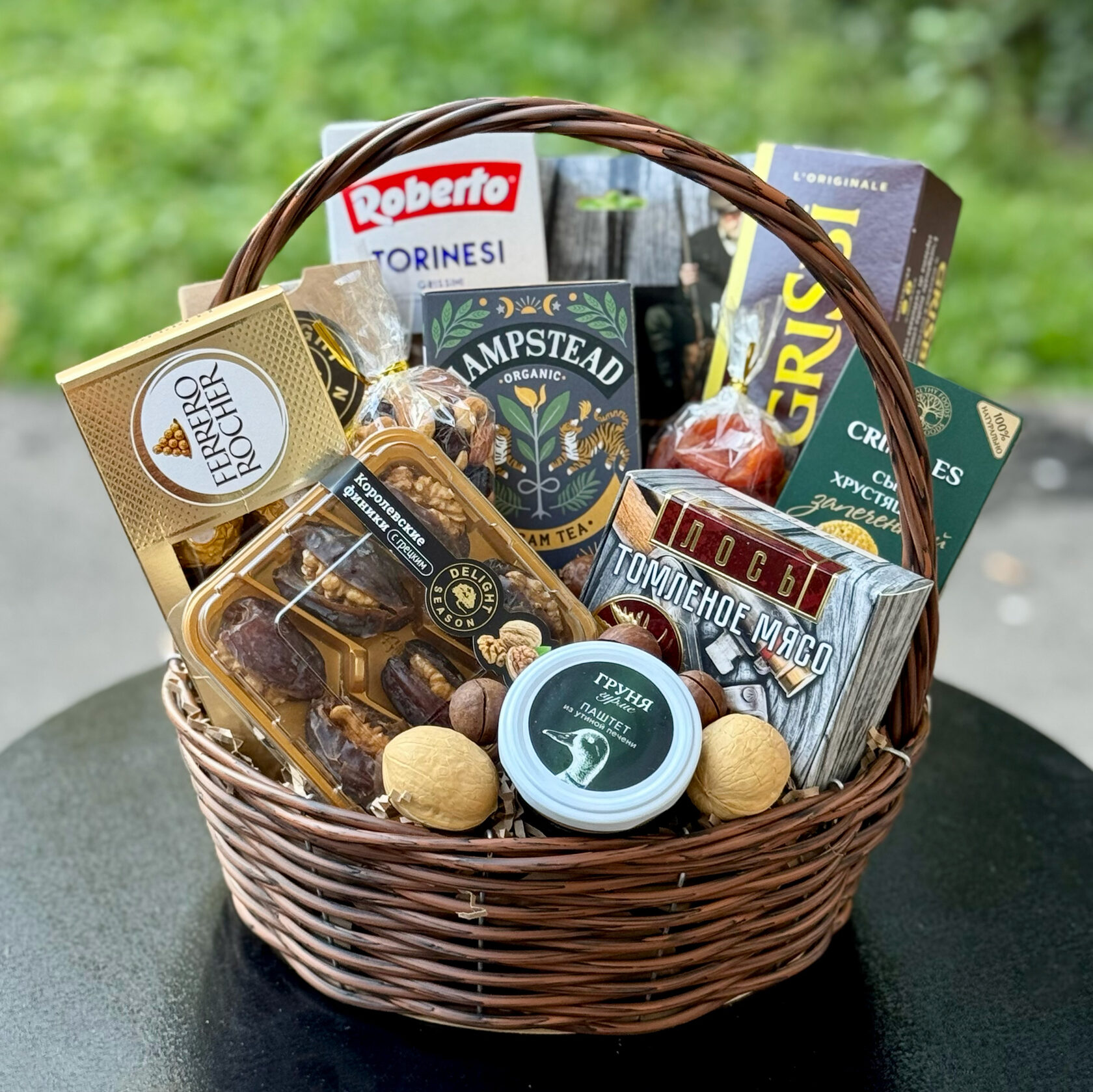 Подарочная корзина с безалкогольным напитком 0% "Ореховый аккорд" со вкусом коньяка