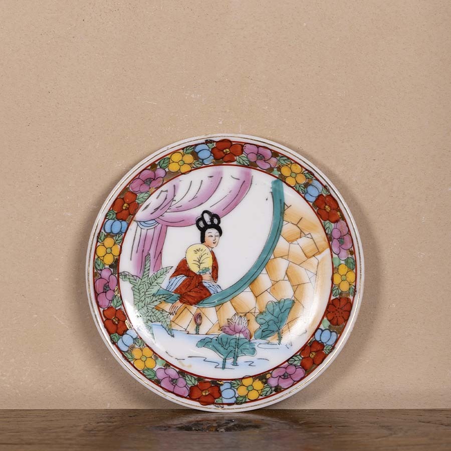 Блюдце-хучэн из цзиндэчжэньского фарфора расписное Блюдце-хучэн из цзиндэчжэньского фарфора расписное