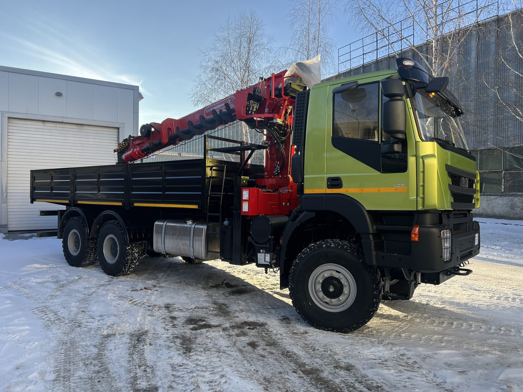 Бортовой автомобиль 6х6 с КМУ АМТ 632944