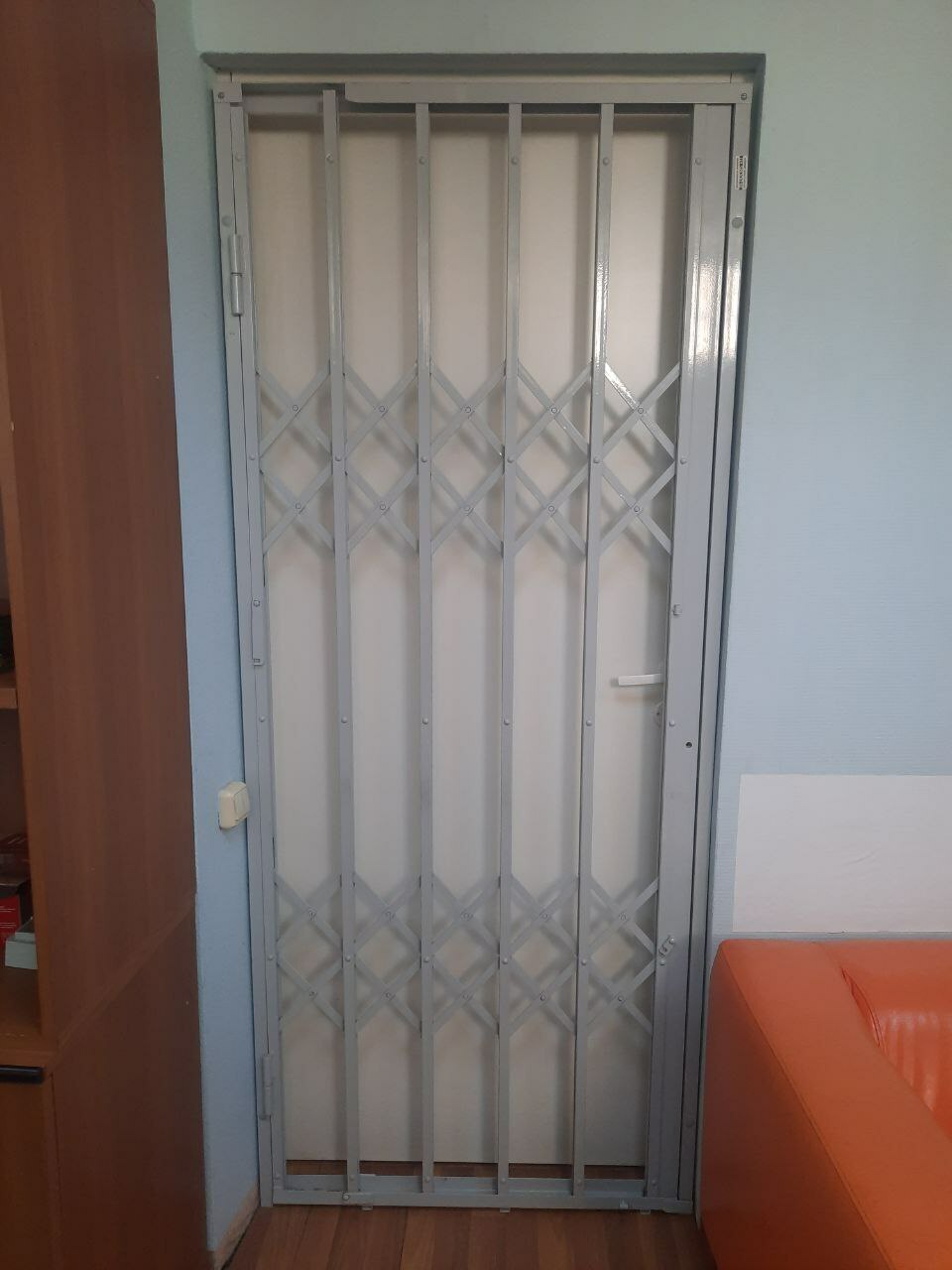Раздвижная решетка на дверь, в проём с откидным порогом и поворотом