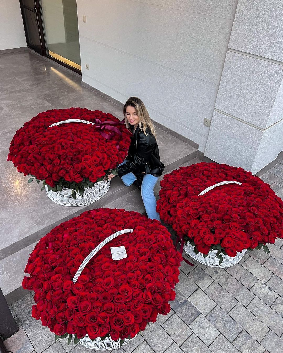 501 roses in 1 basket - L - 4900 AED.
