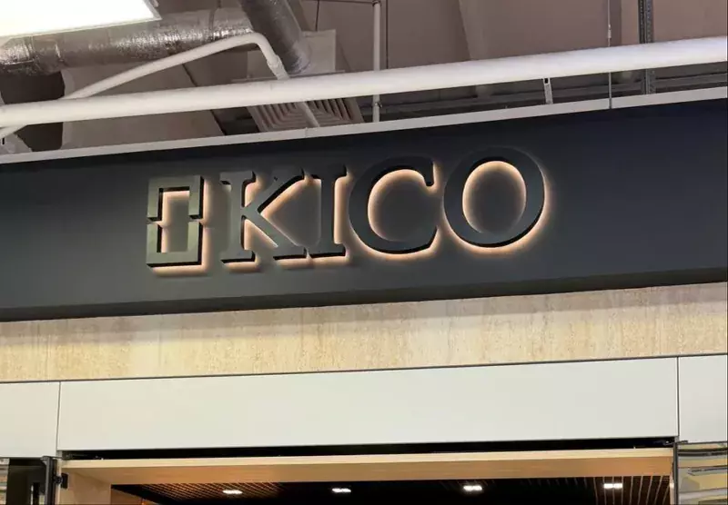 Объёмные буквы «KICO» с&nbsp;контражурной подсветкой над&nbsp;входом