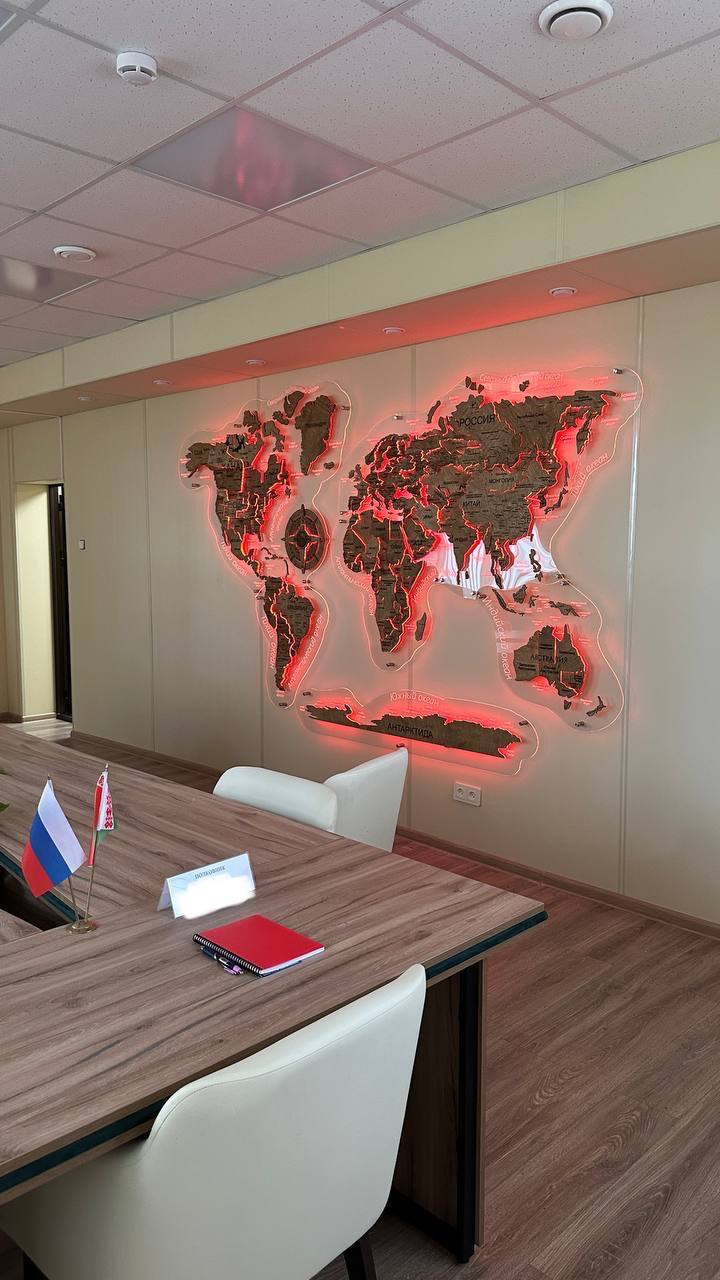 Карта мира с красной подсветкой в офисе