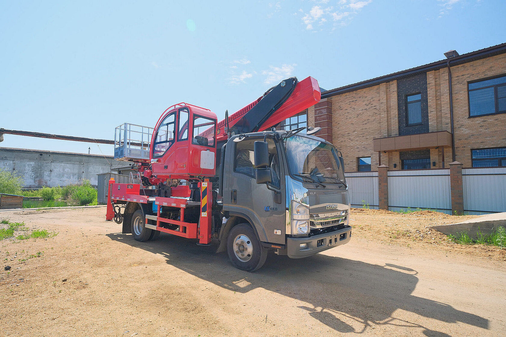 Автовышка Isuzu Elf, 28 метров