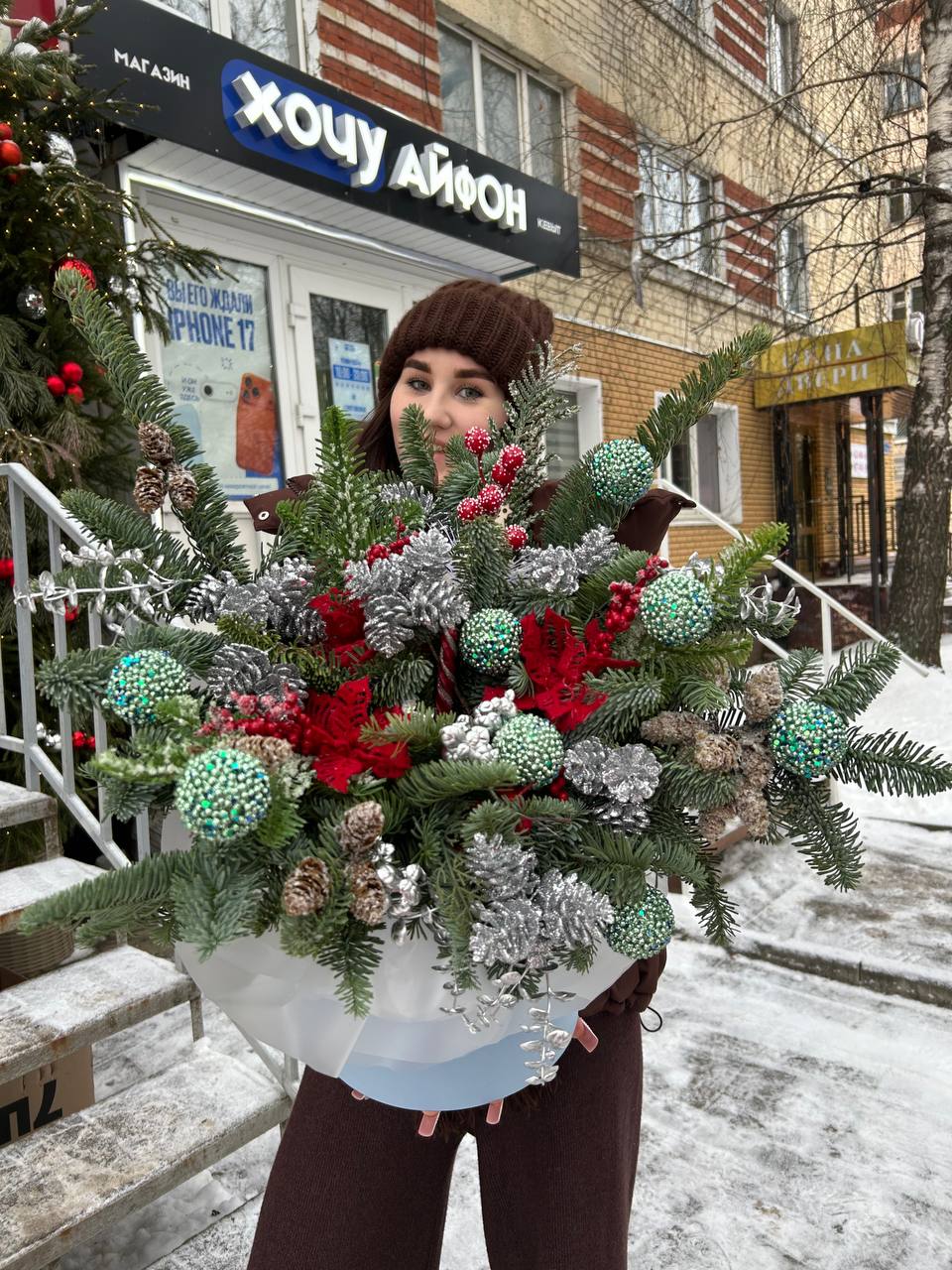 Новогодний букет из хвои и шишек «Зимняя сказка» — «Цветы Делюкс», Йошкар-Ола
