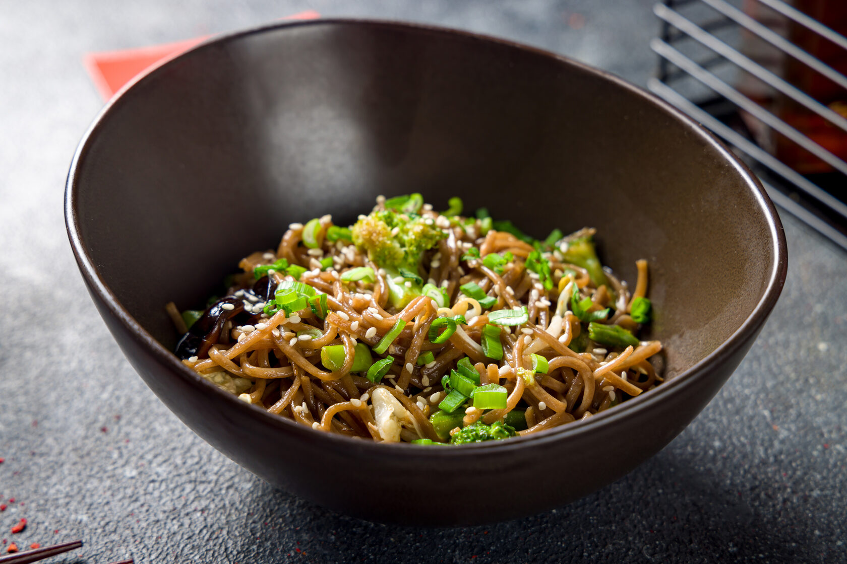 Лапша в москве. Вок вегетарианский. Crazy Noodles Шаболовка. Noodles Москва. Быстрая лапша с бобами.