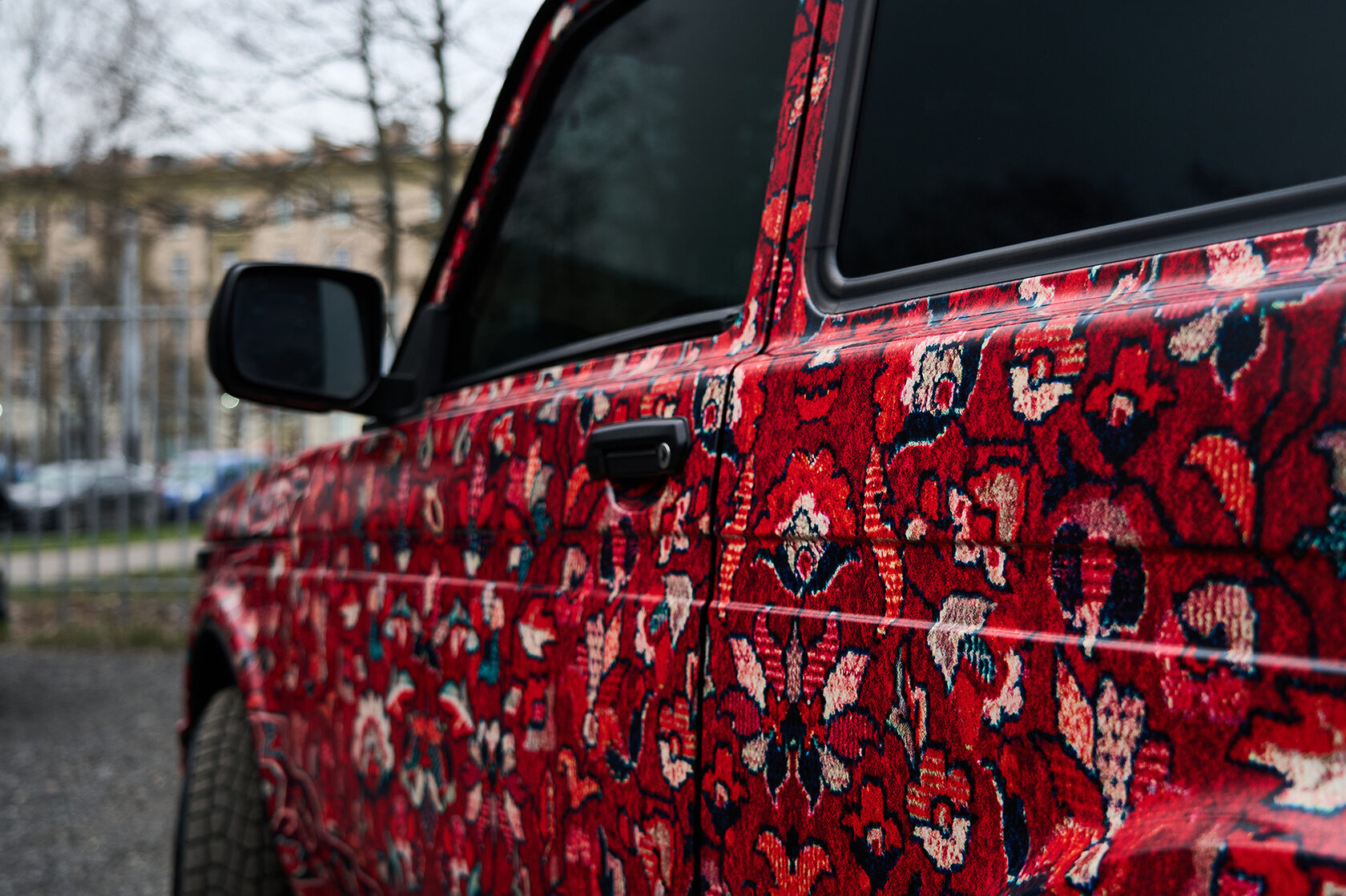 Lada Niva — совмещение коврового рисунка на стыке двери и соседних деталей