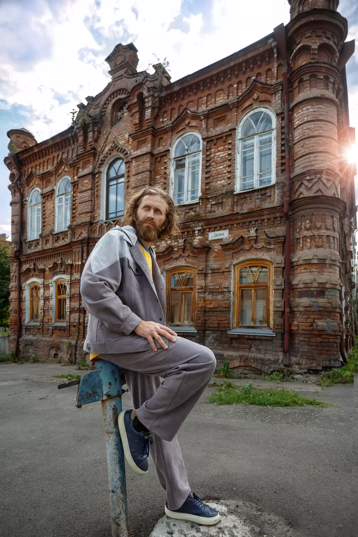 Бомбер на модели: поворот корпуса и поднятая нога