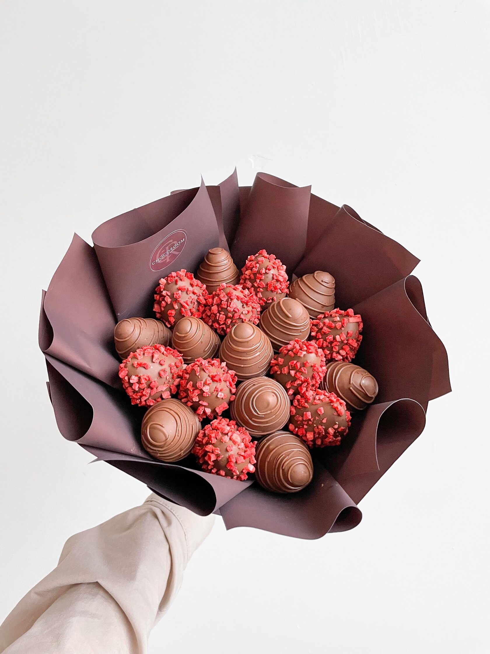 Букет из клубники «Шоколадная роскошь» - XL (53-55 шт.) десерт первый шоколатье картошка цельнозерновая в молочном бельгийском шоколаде 10 5% 60 г