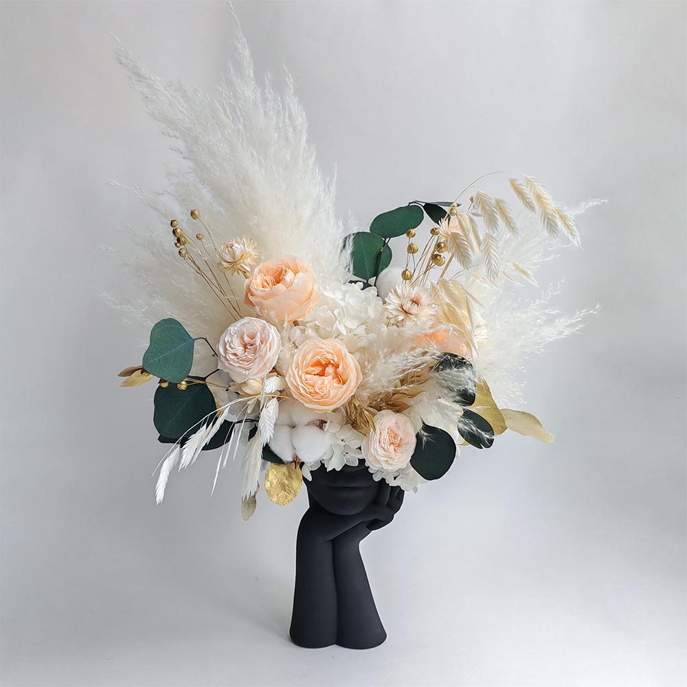 Композиция с розами в черном кашпо Персиковая богиня