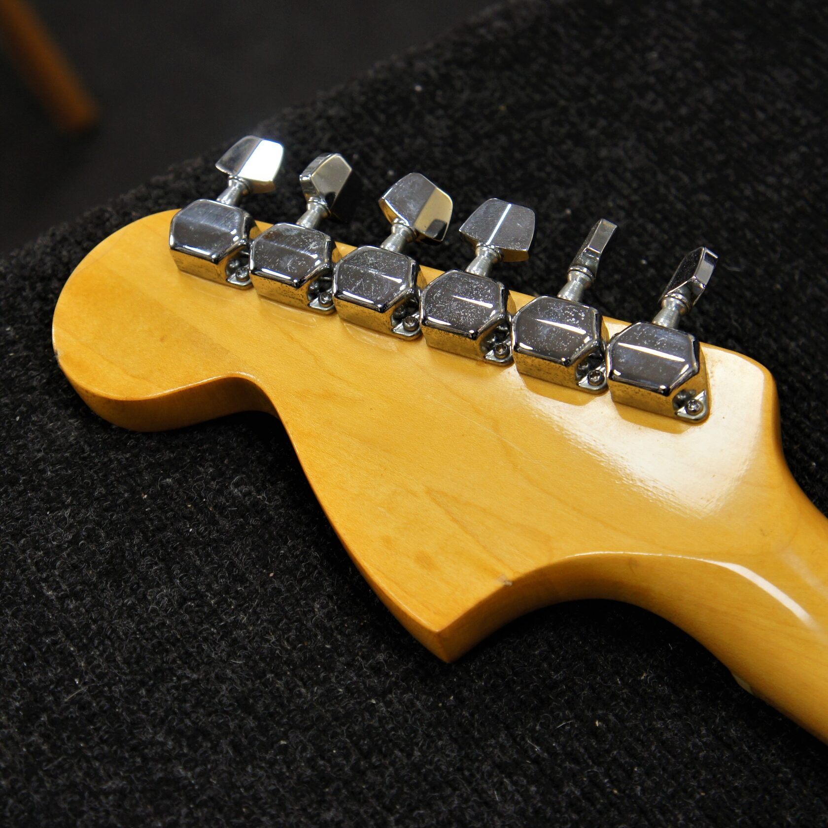 Реплики fender. Фендер ингви мальмстин. Топ реплика электрогитар. Fender реплика. Стратокастер зеркальный.