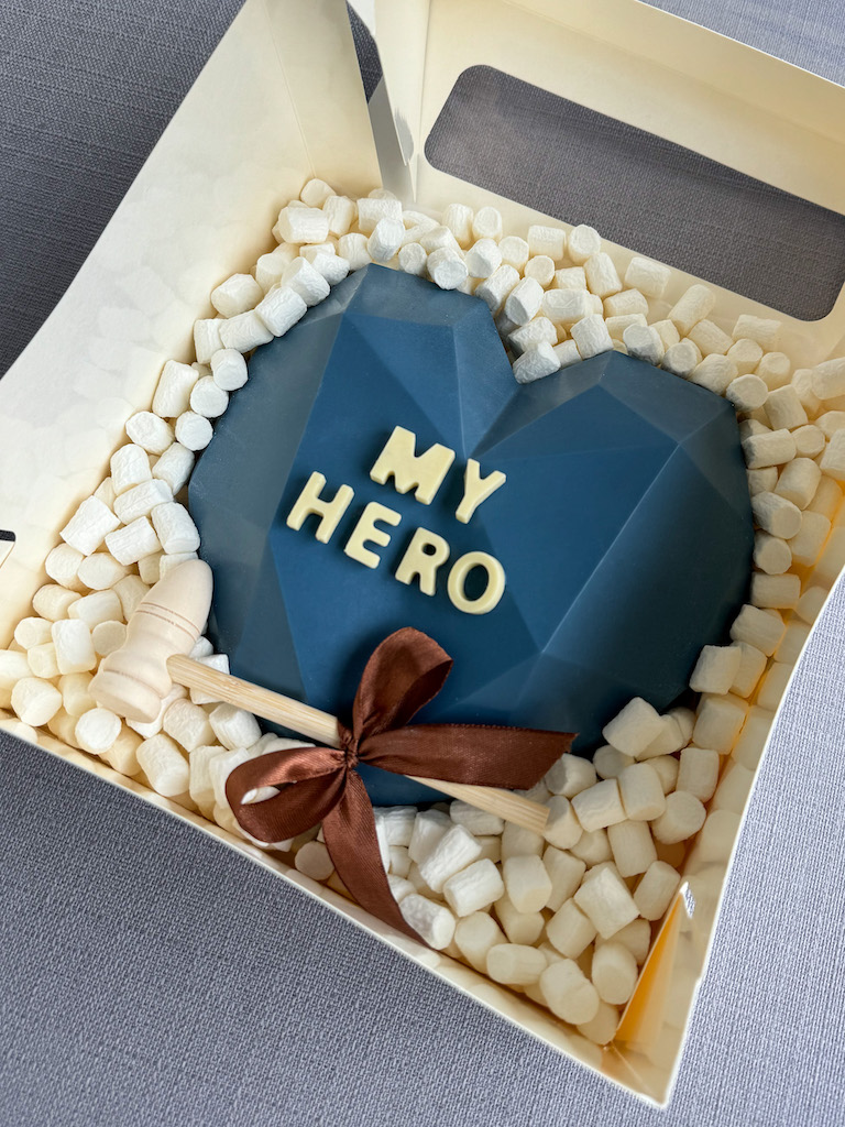 Сердце-пиньята «My Hero» - 6 клубник + 1 шоколадное сердце