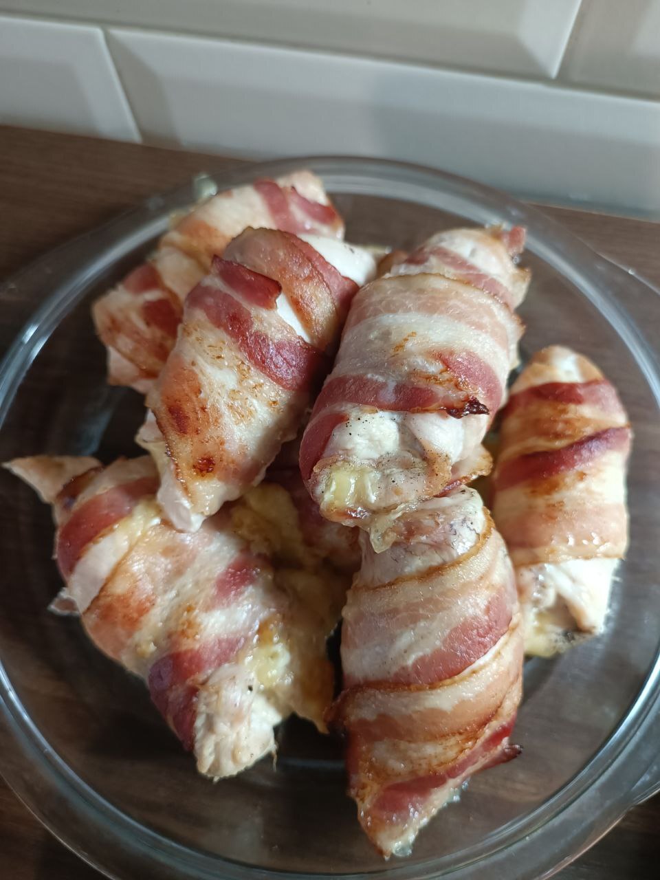 Куриные рулеты в беконе с творожном сыром