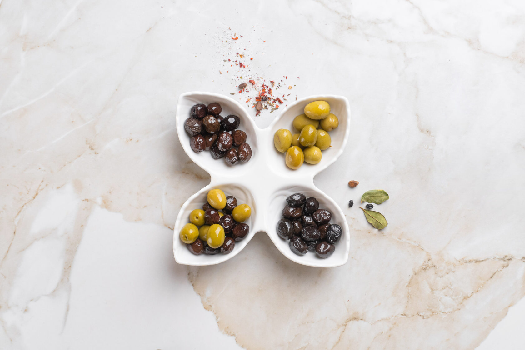 Польза косточек маслин. Оливки с косточкой. Косточка от маслины. Вяленые маслины. Маслины с костью.