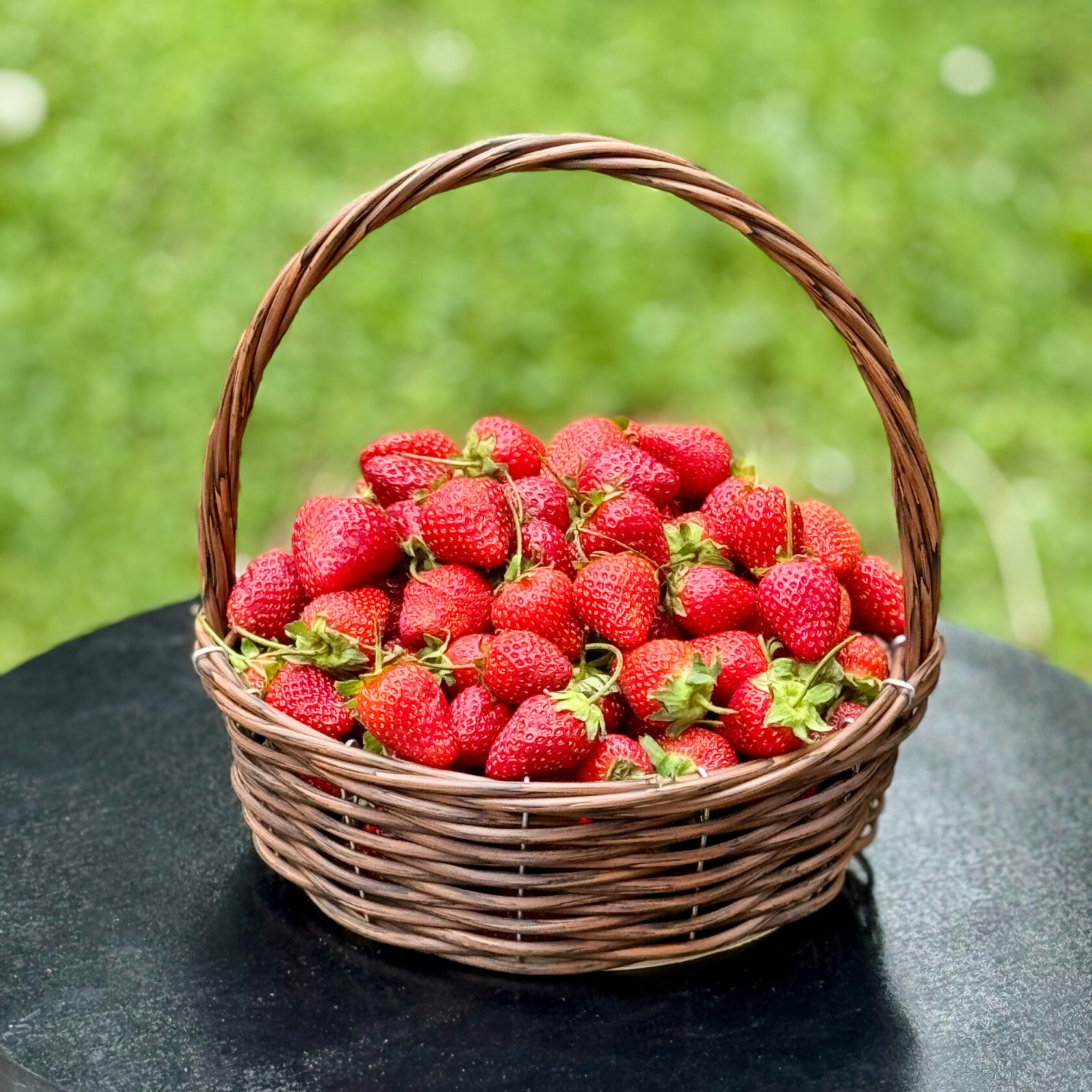 Корзина с сочной клубникой