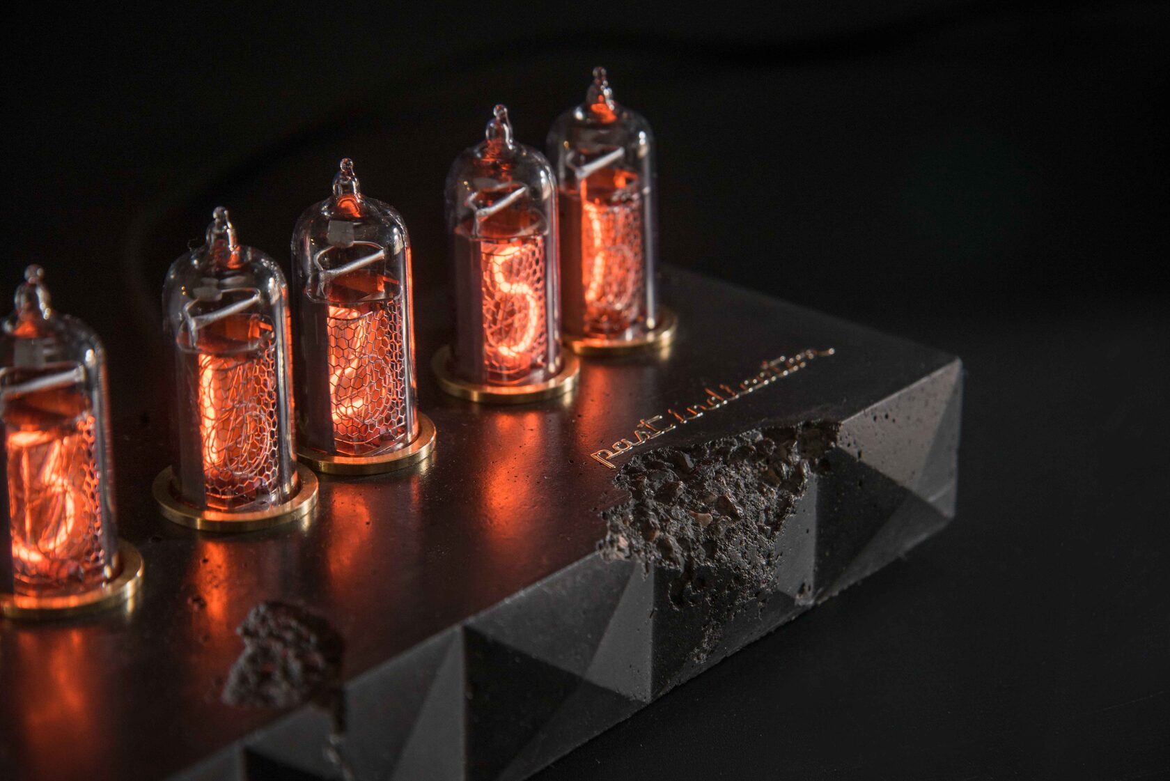 Saturn-C: Black Erosion nixie clock, view 3