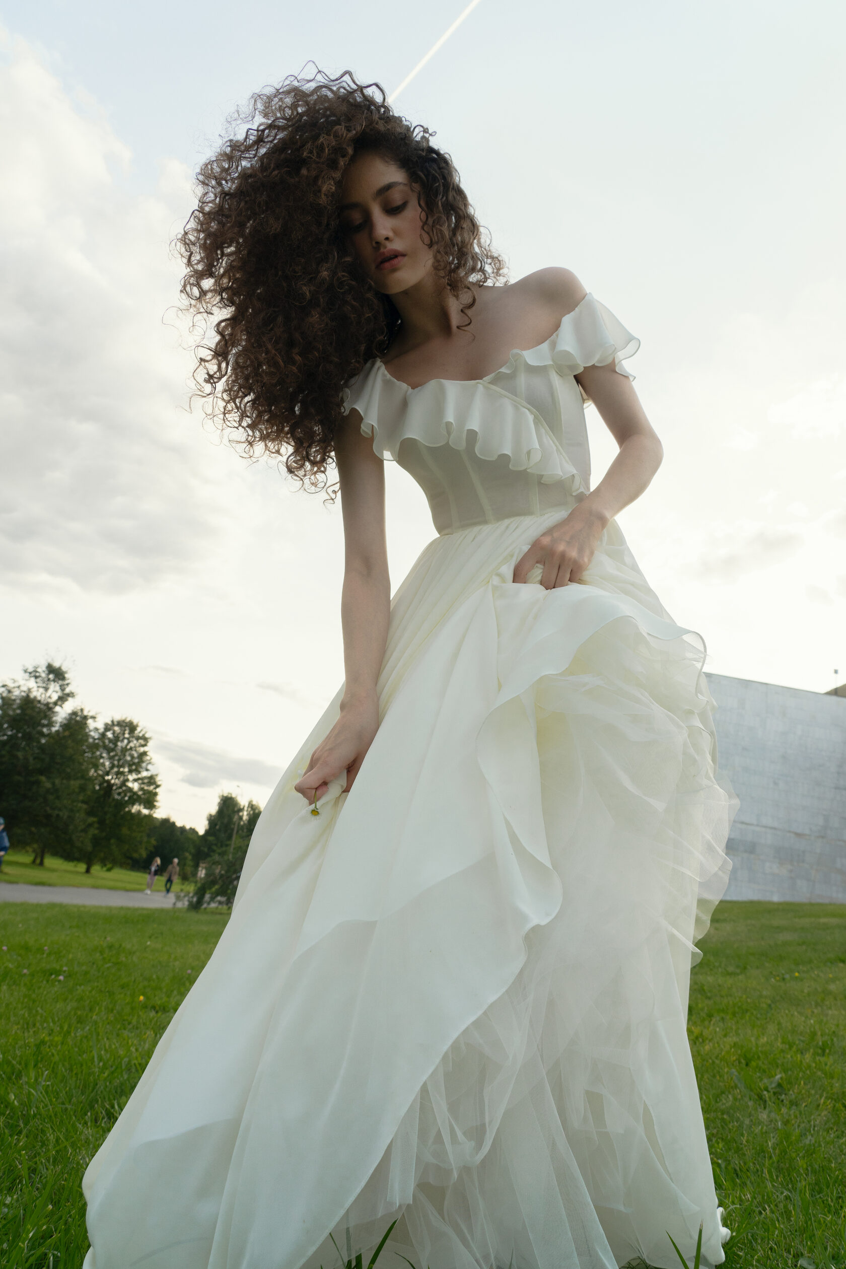 Шифоновое платье с корсетом и рюшками