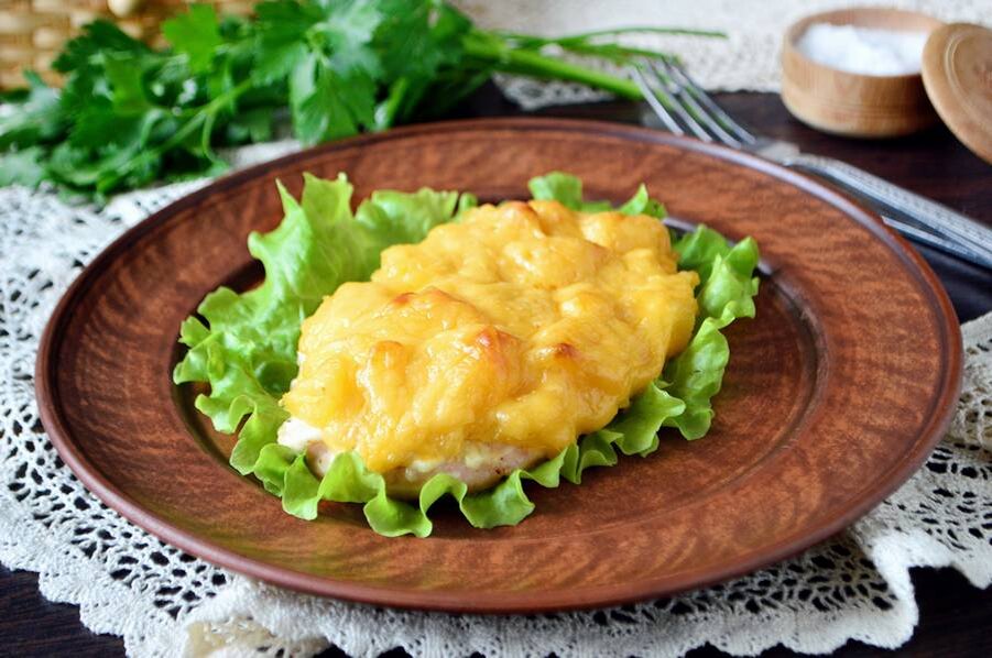 Куриное филе с ананасом под сыром