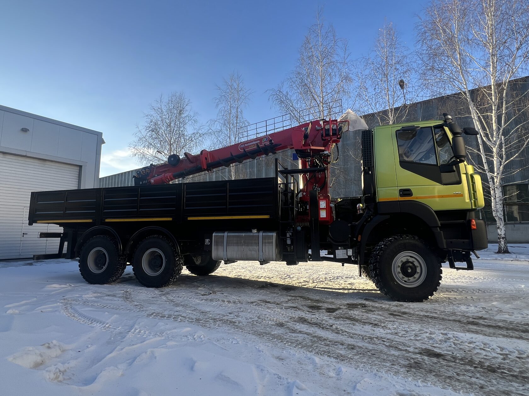 Бортовой автомобиль 6х6 с КМУ АМТ 632944
