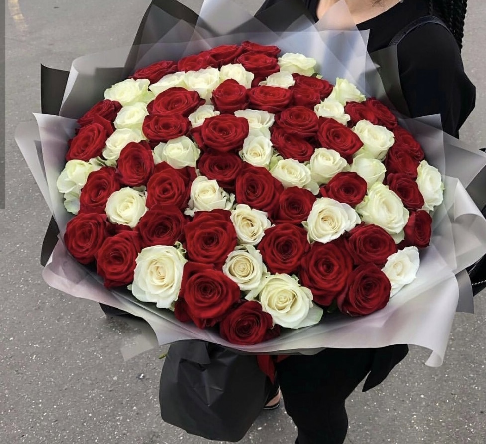 Букет из 51 розы 40 см фото в руках