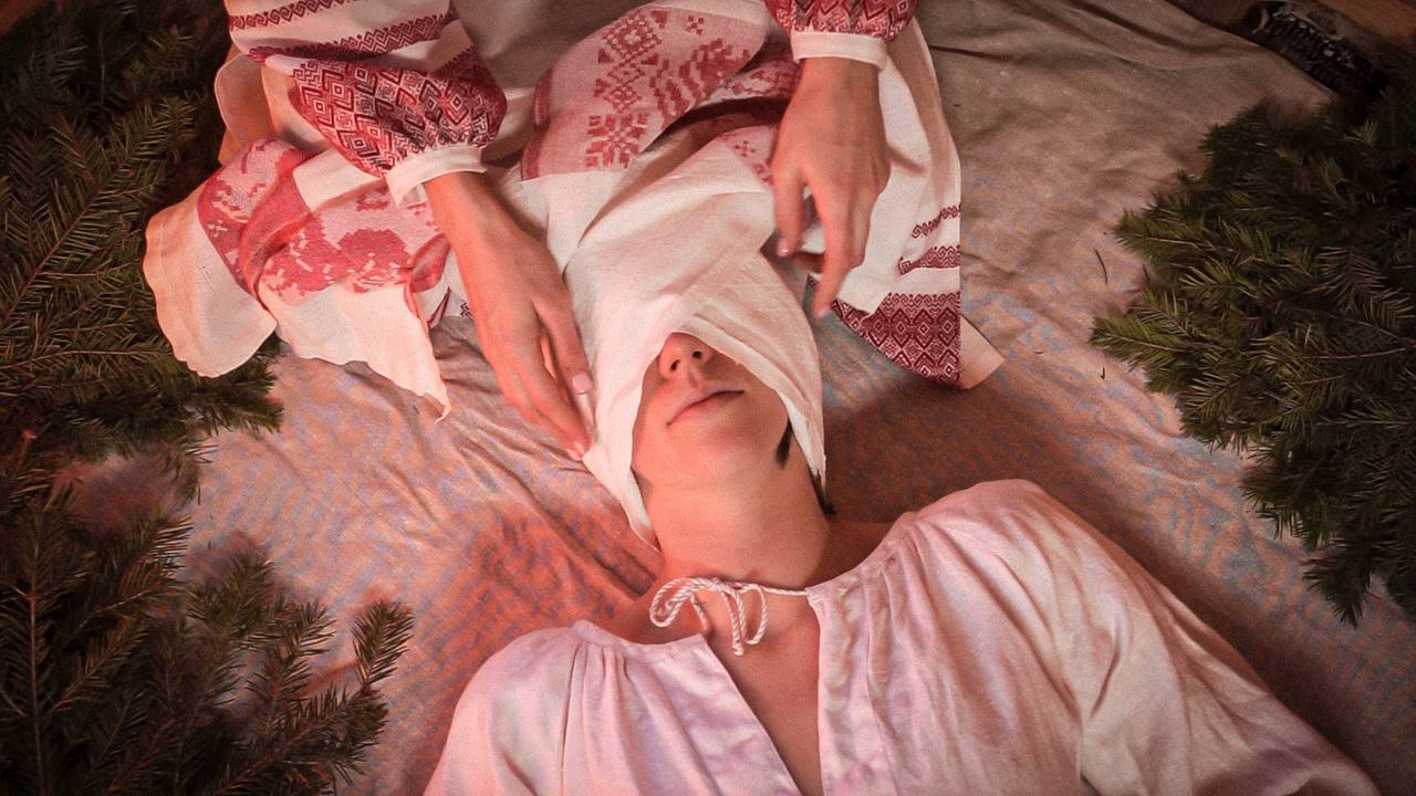 Работа с тканью на церемонии пеленания