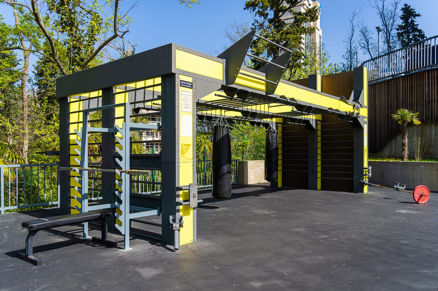 Актёр Гэлакси Сочи — фасад здания вечером