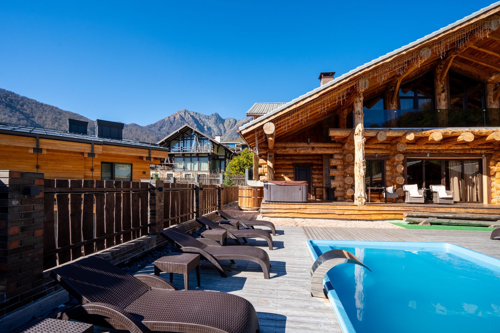 Интерьер — гостиная с камином