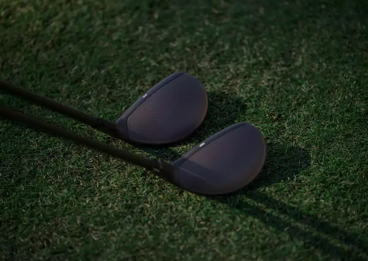Два гибрида TaylorMade Qi4D