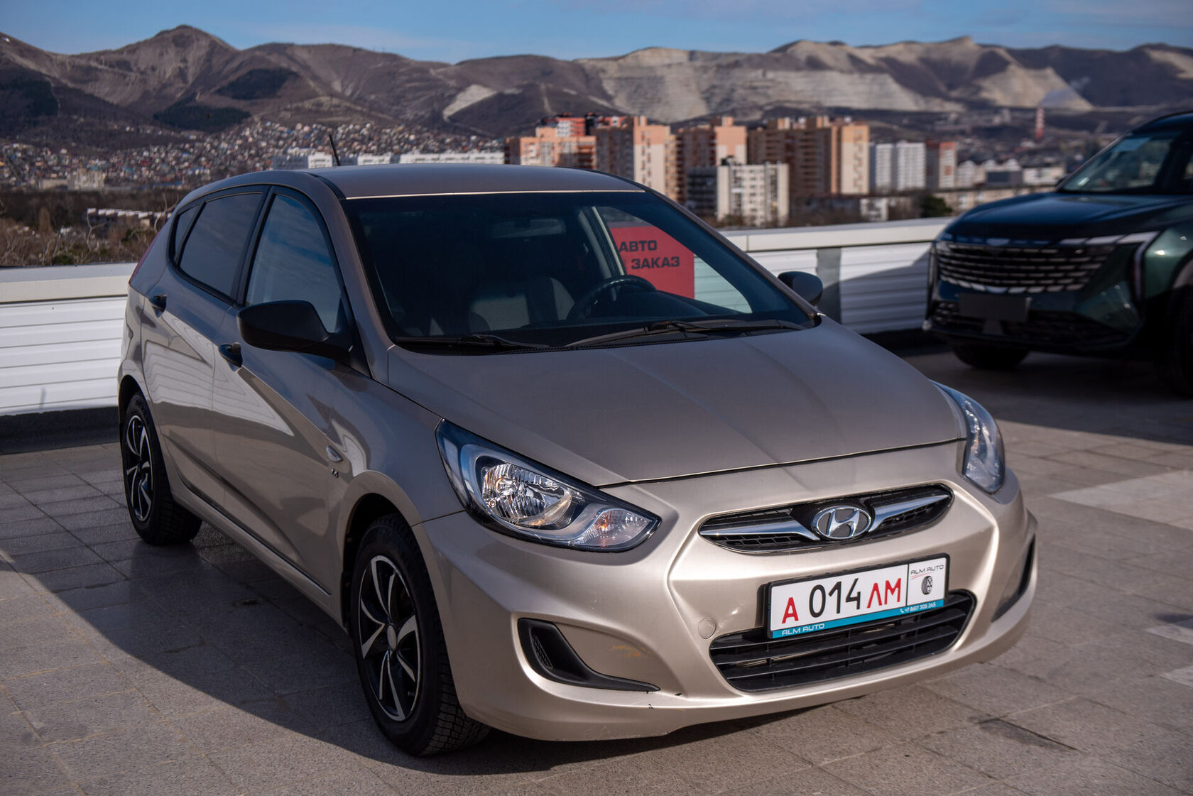хендай солярис хэтчбек 2013. хюндай солярис спорт черная. хендай солярис 1. хендай солярис на черном фоне. 6.