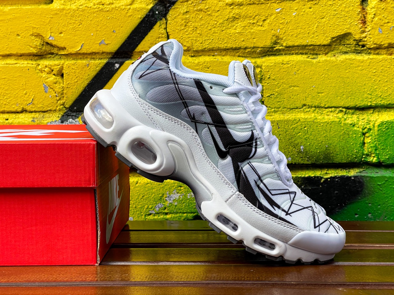 air max plus la requin white