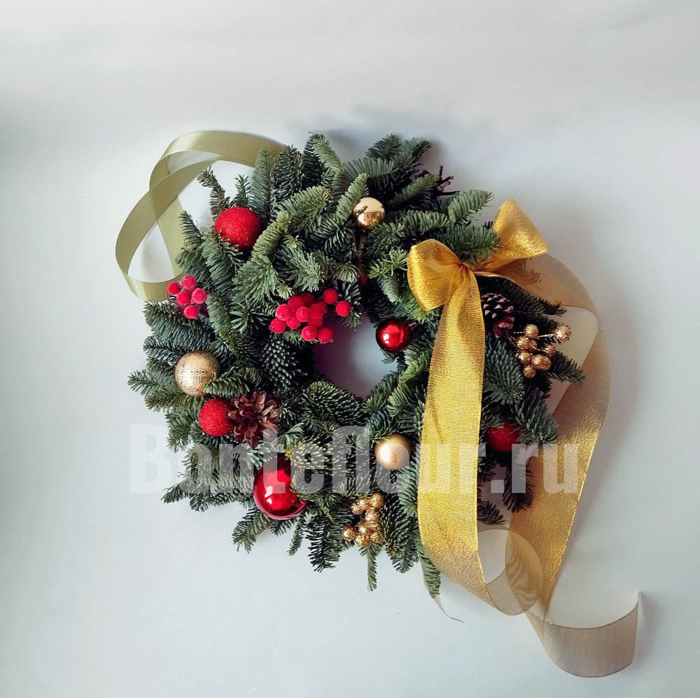 Новогодний венок из нобилиса золотой