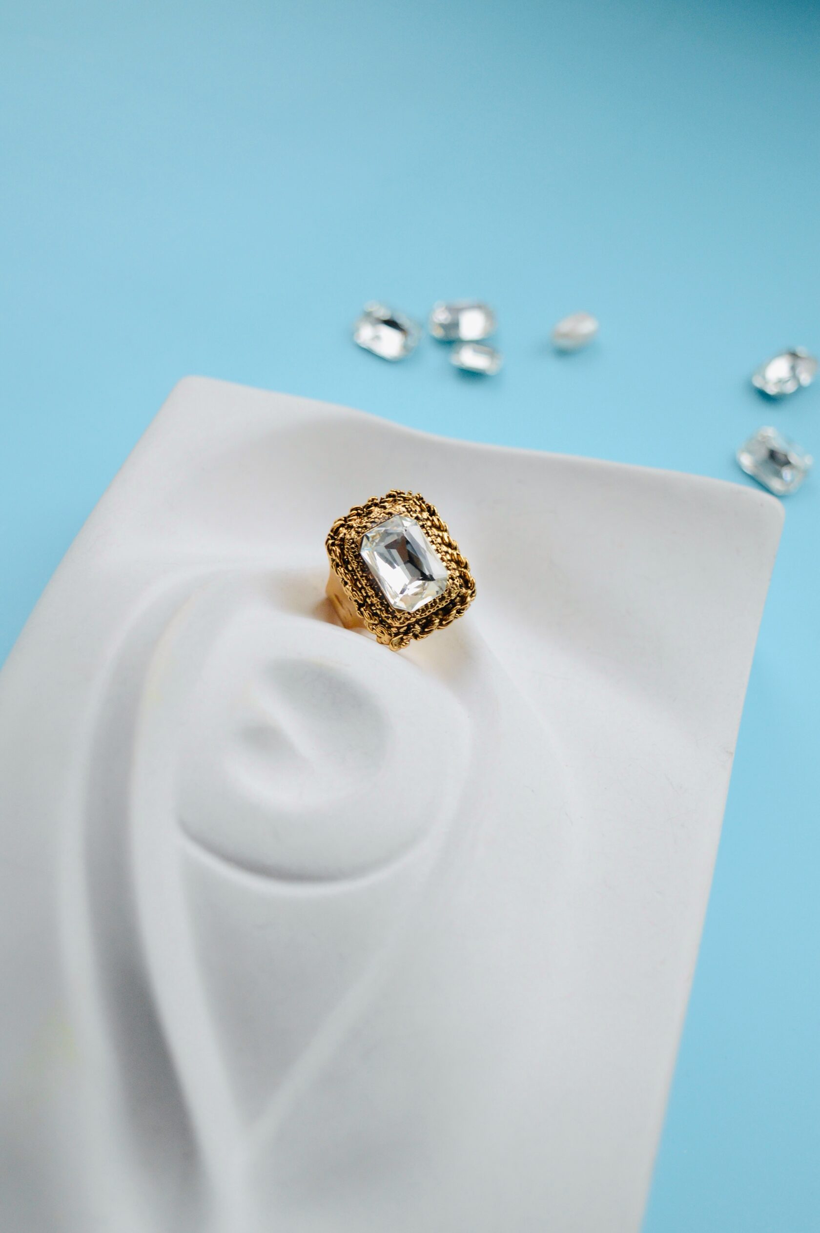 Кольцо с прозрачным кристаллом Swarovski в винтажной оправе - купить по ...