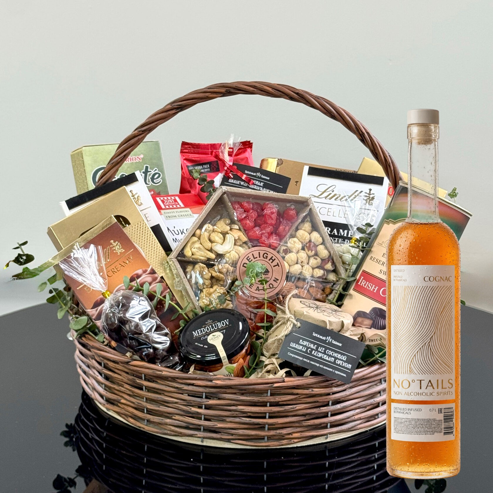 Подарочная корзина с безалкогольным напитком 0% "Хит сезона" со вкусом коньяка - В наличии