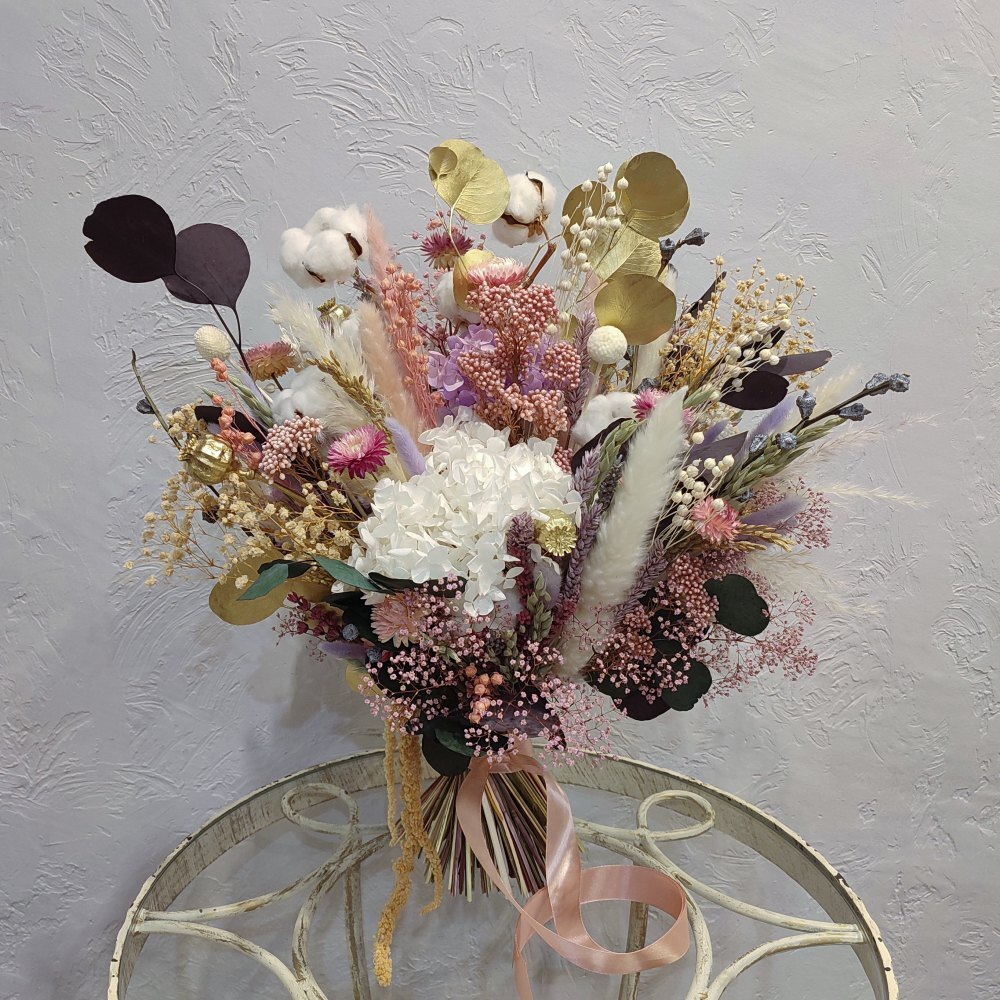 Букет из сухоцветов со стабилизированными растениями
